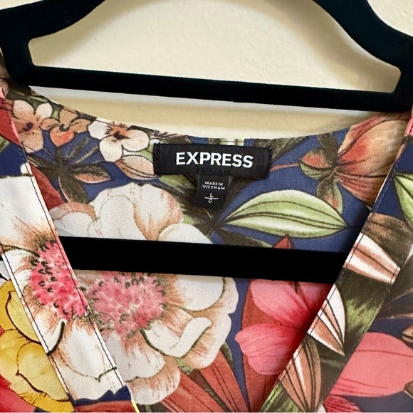 Express Floral Button Down Top in Women’s Large - Picture 3 of 3